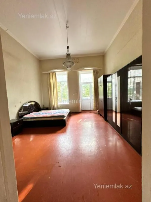 Satılır 2 otaqlı köhnə tikili 80 m²