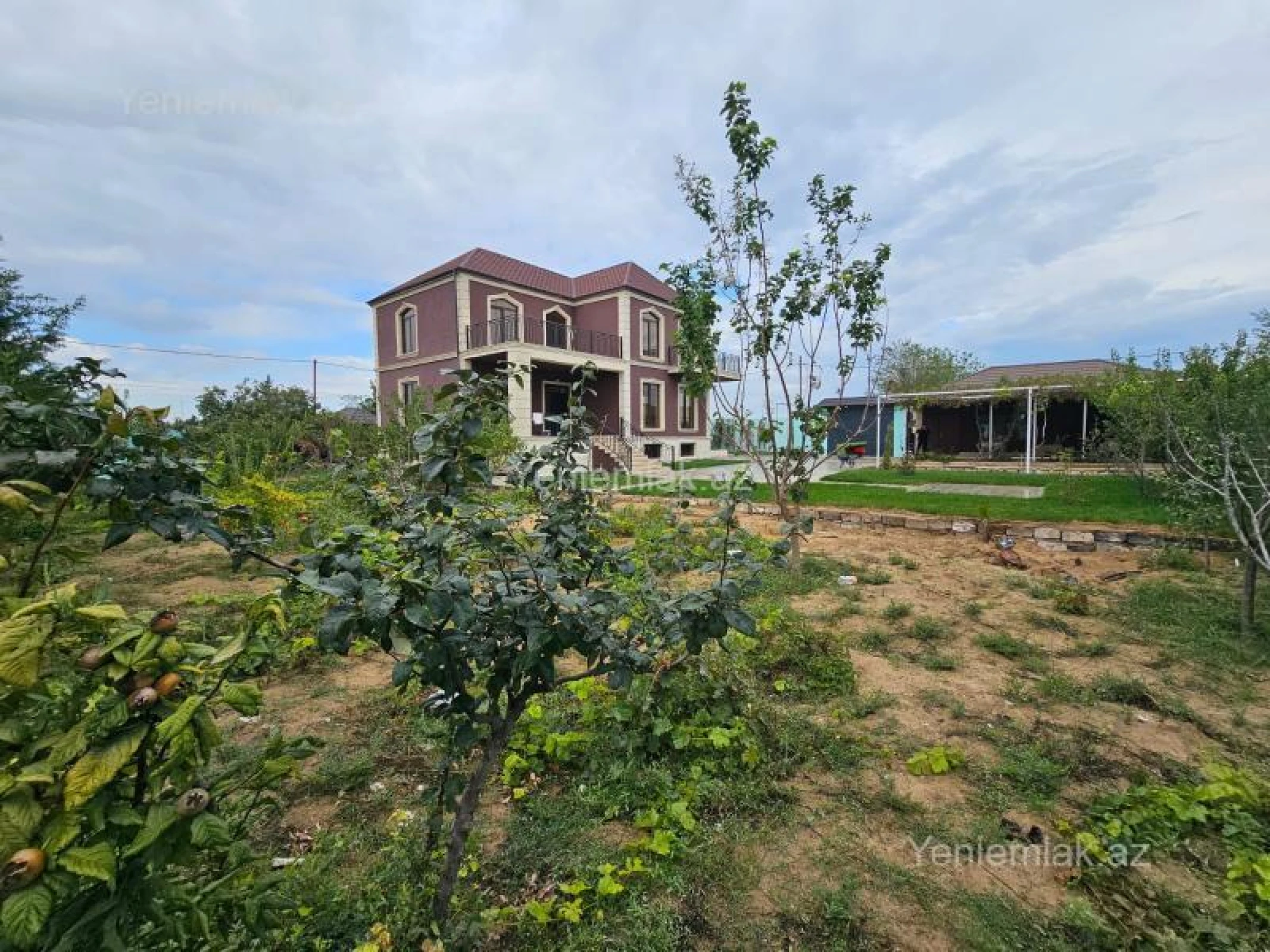 Satılır 11 otaqlı həyət evi 450 m²