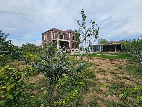Satılır 11 otaqlı həyət evi 450 m²