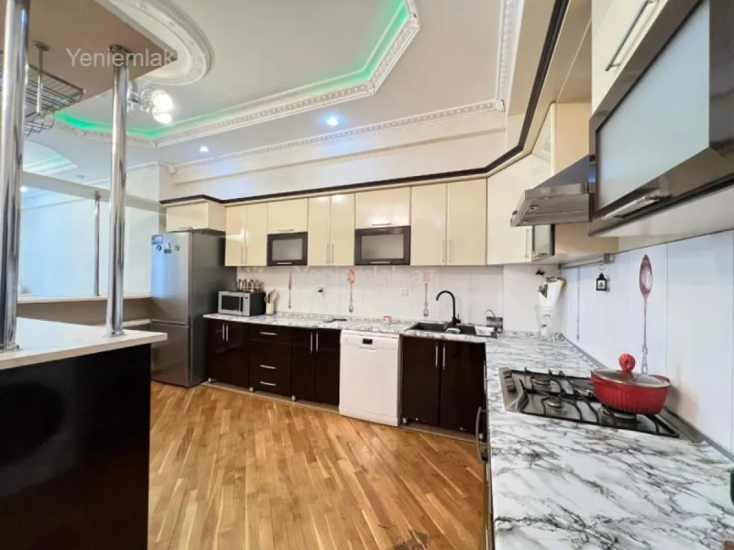 Satılır 3 otaqlı yeni tikili 170 m²