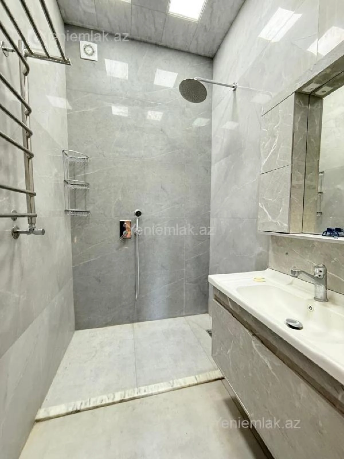 Satılır 3 otaqlı köhnə tikili 80 m²