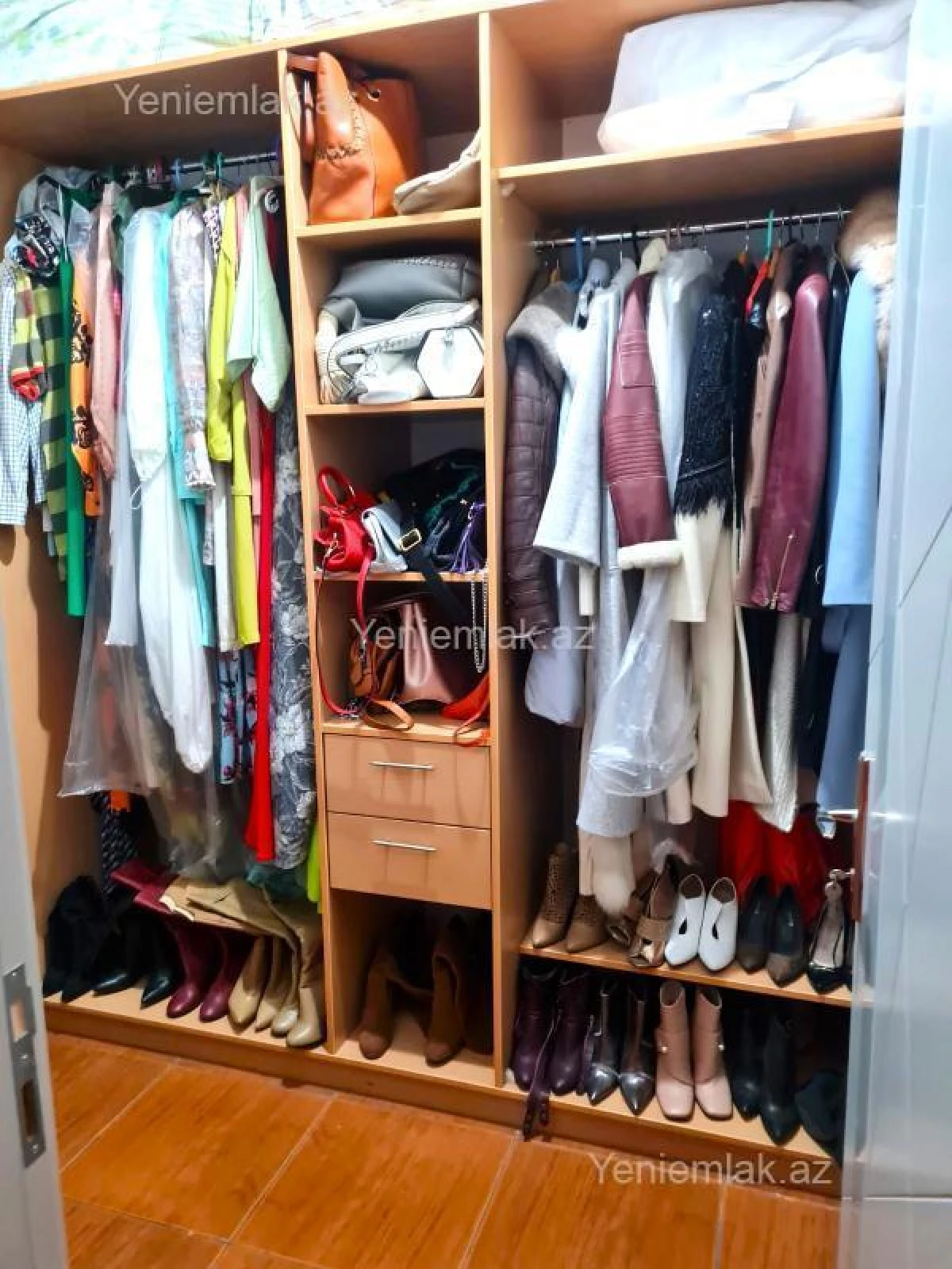 Satılır 4 otaqlı yeni tikili 240 m²