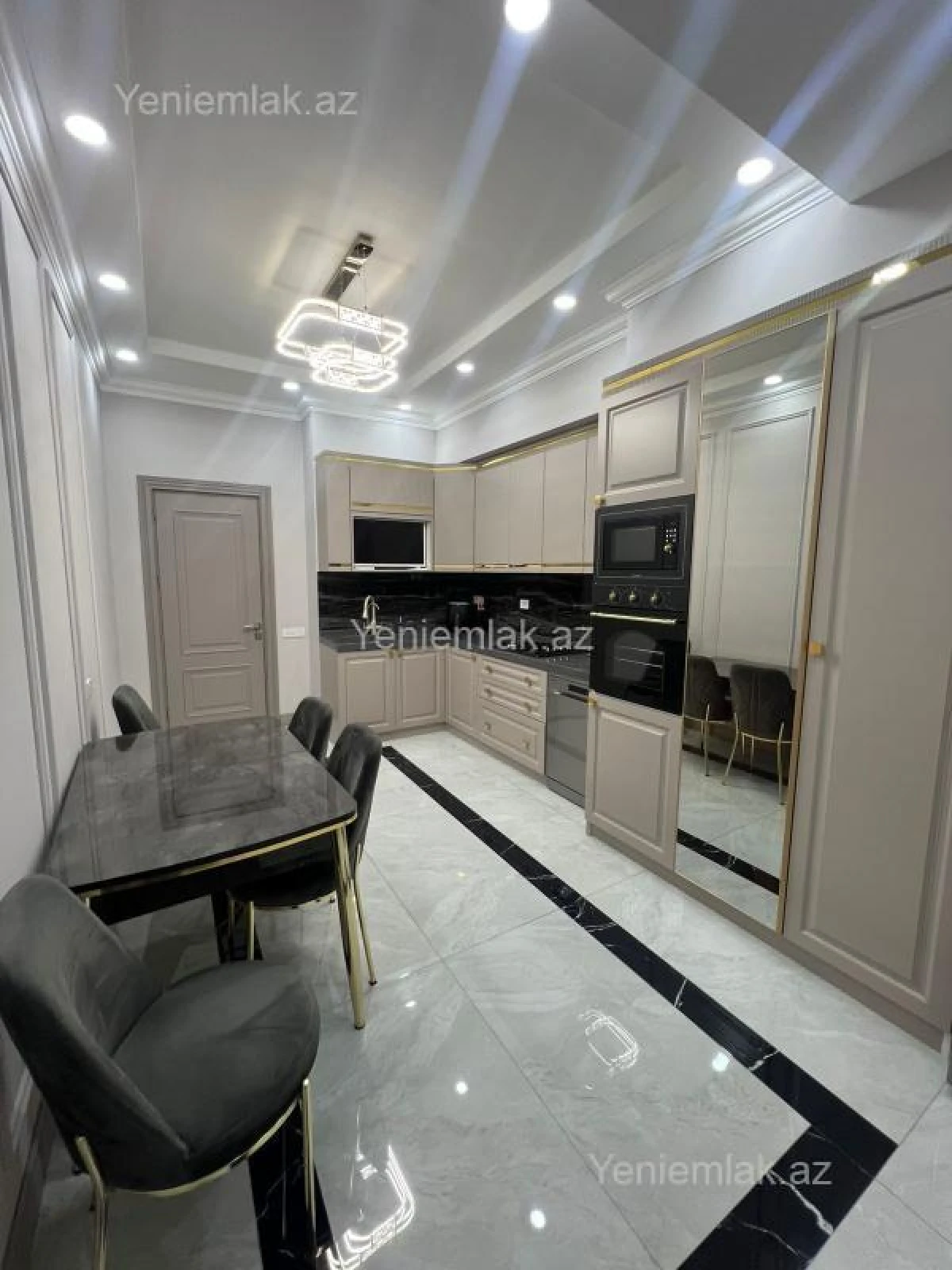 Satılır 3 otaqlı yeni tikili 135 m²