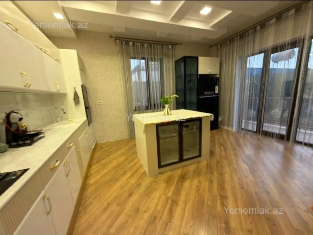 Satılır 6 otaqlı həyət evi 365 m²