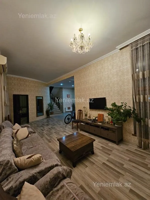 Satılır 5 otaqlı həyət evi 250 m²