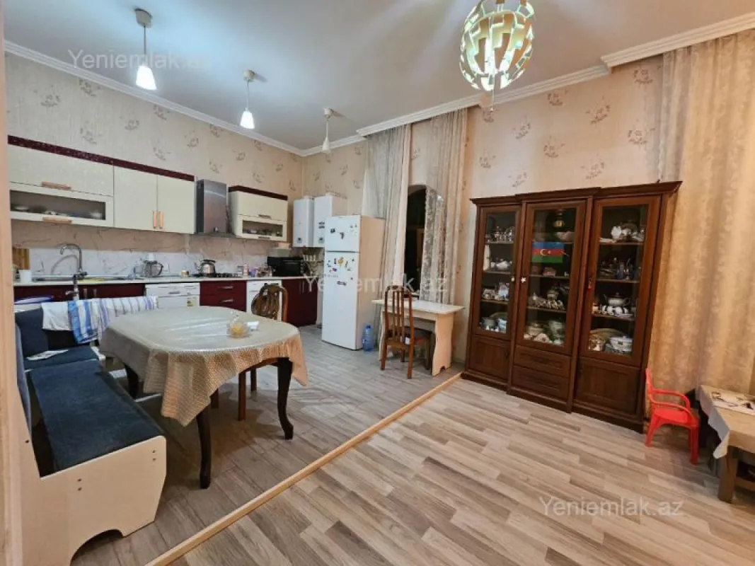 Satılır 5 otaqlı həyət evi 250 m²