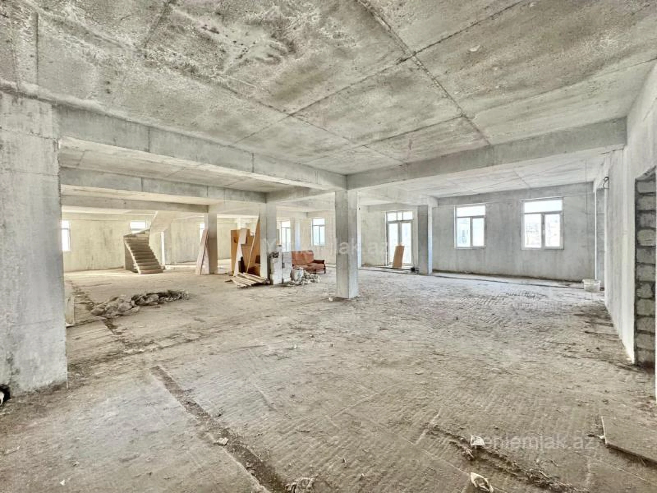 Satılır 16 otaqlı obyekt 2000 m²