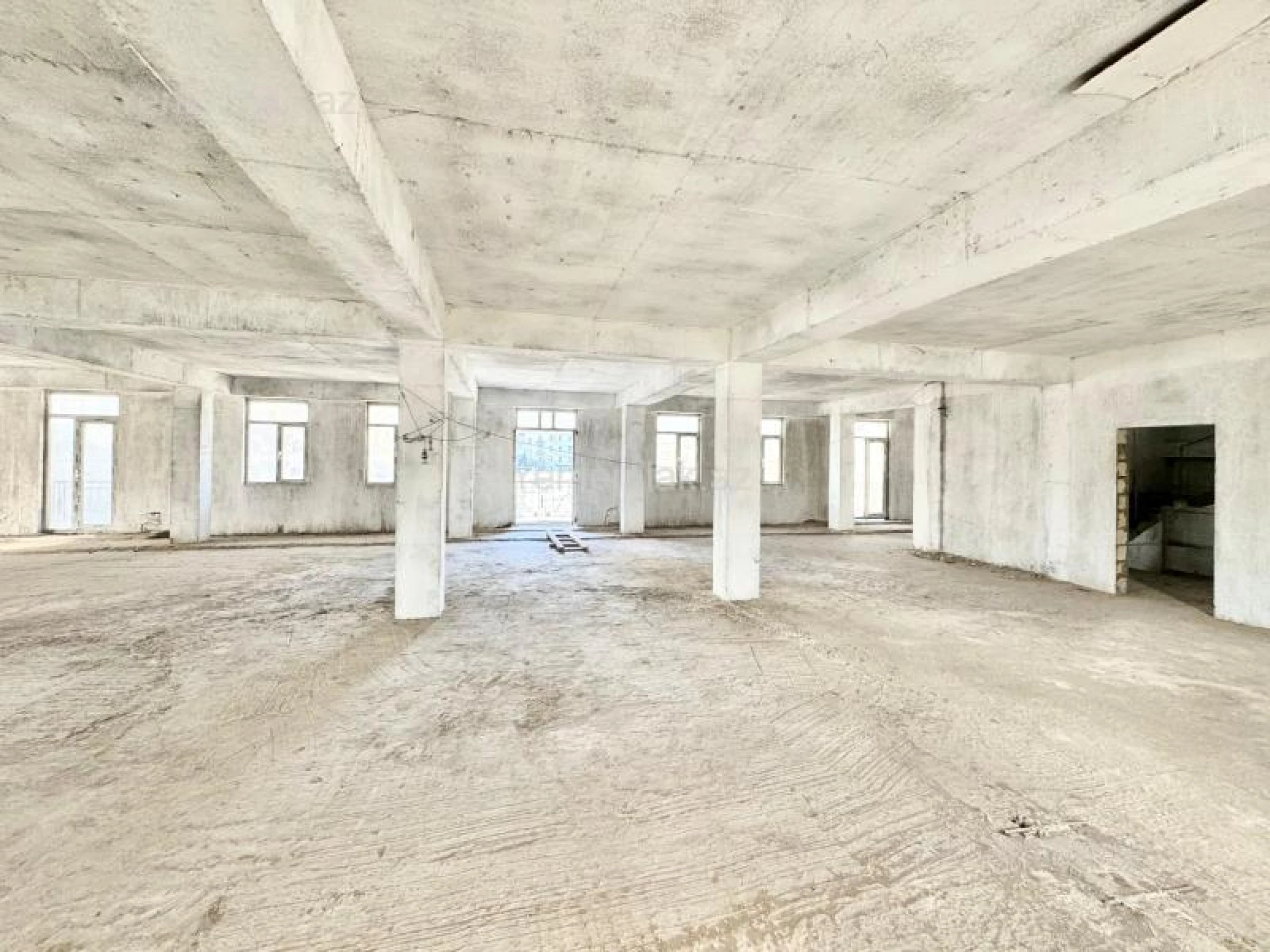 Satılır 16 otaqlı obyekt 2000 m²