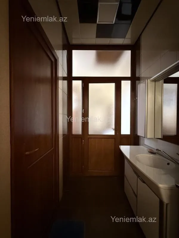 Satılır 8 otaqlı həyət evi 405 m²