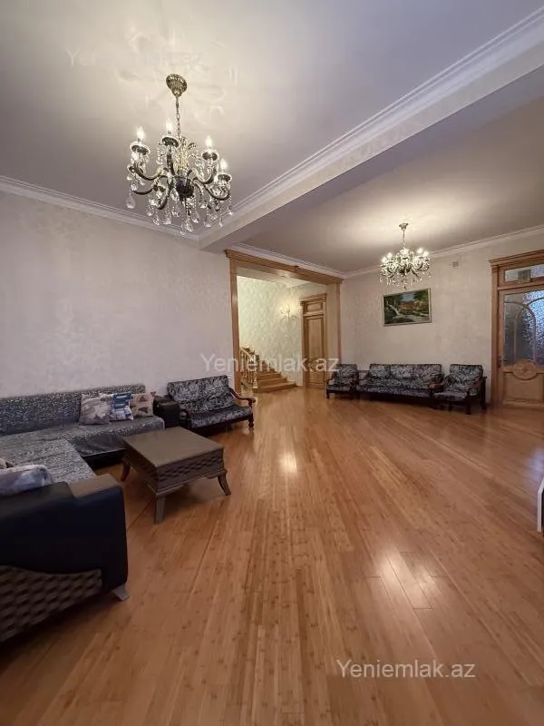 Satılır 8 otaqlı həyət evi 405 m²