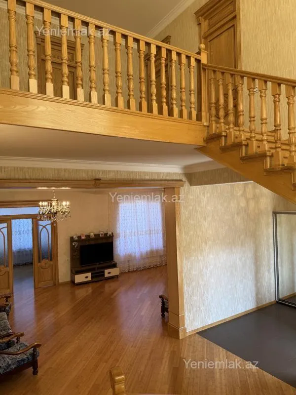Satılır 8 otaqlı həyət evi 405 m²