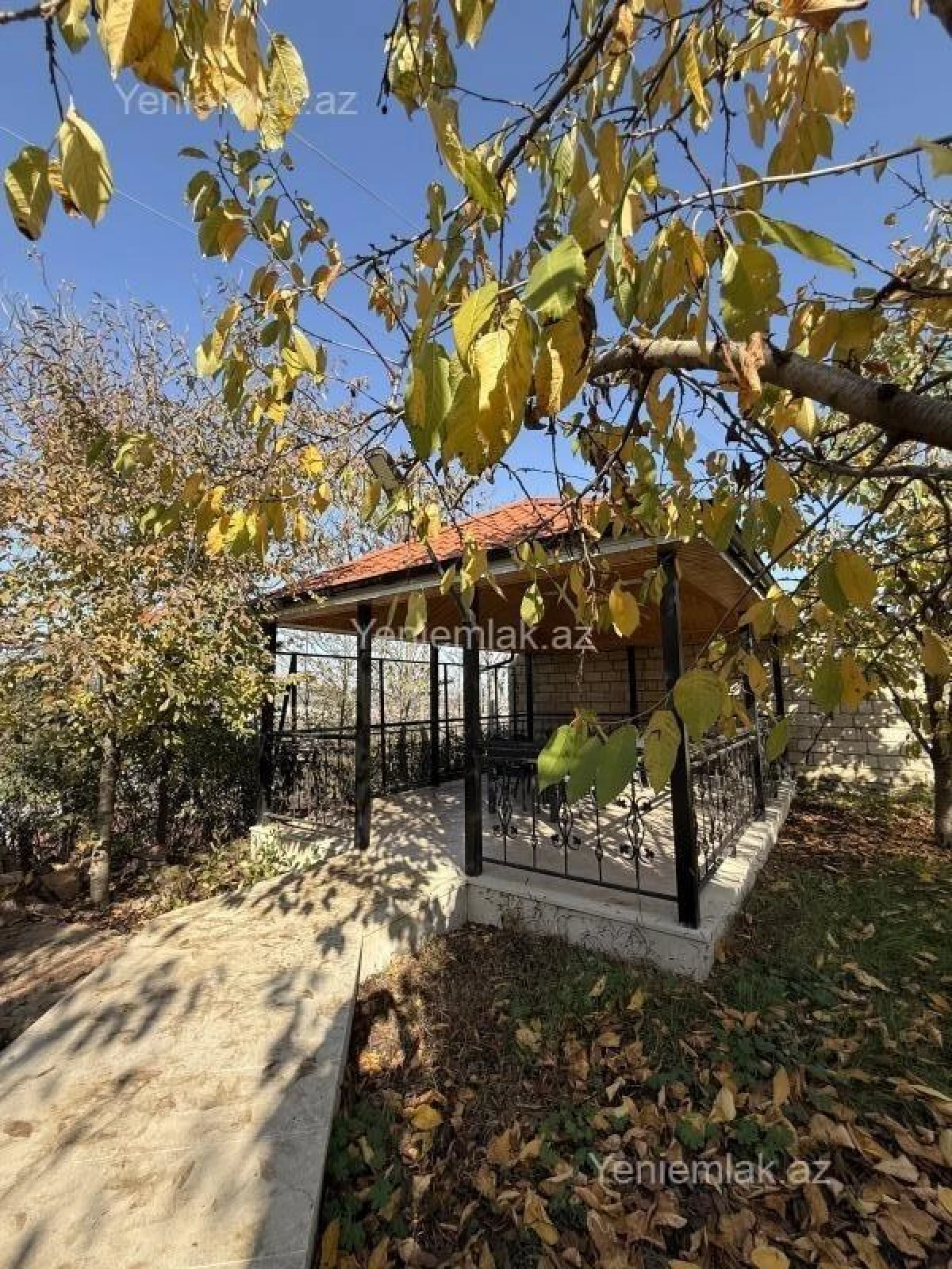 Satılır 8 otaqlı həyət evi 405 m²