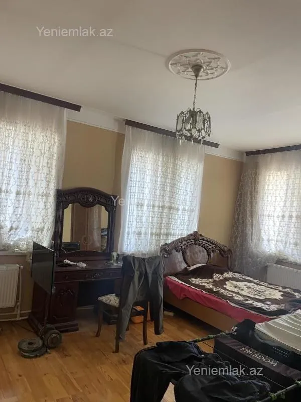 Satılır 5 otaqlı həyət evi 300 m²