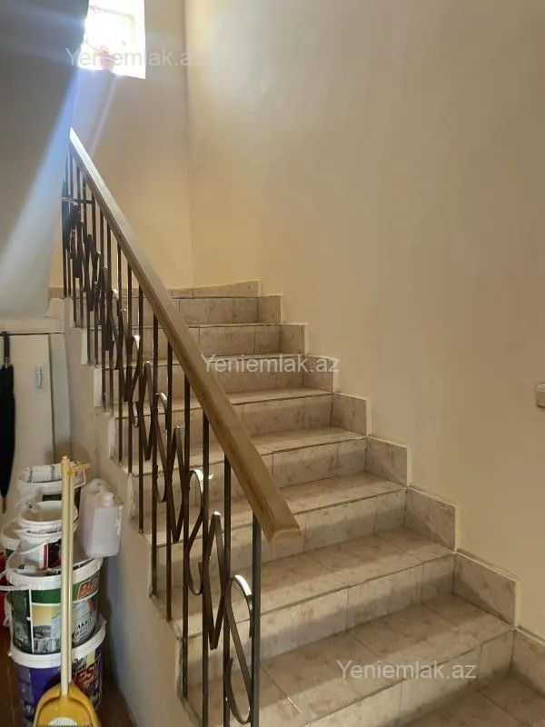 Satılır 5 otaqlı həyət evi 300 m²