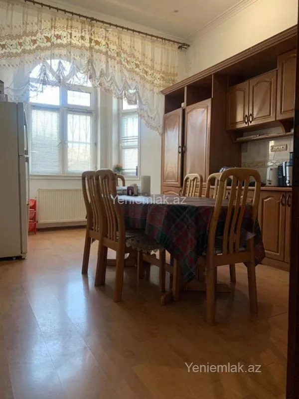Satılır 8 otaqlı həyət evi 285 m²