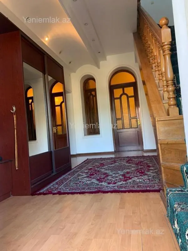 Satılır 8 otaqlı həyət evi 285 m²