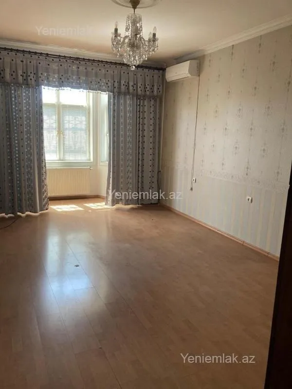 Satılır 8 otaqlı həyət evi 285 m²