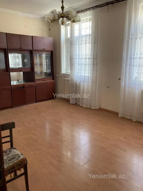 Satılır 8 otaqlı həyət evi 285 m²