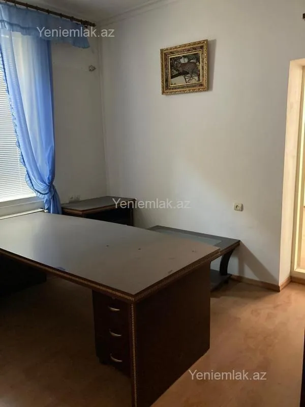 Satılır 8 otaqlı həyət evi 285 m²