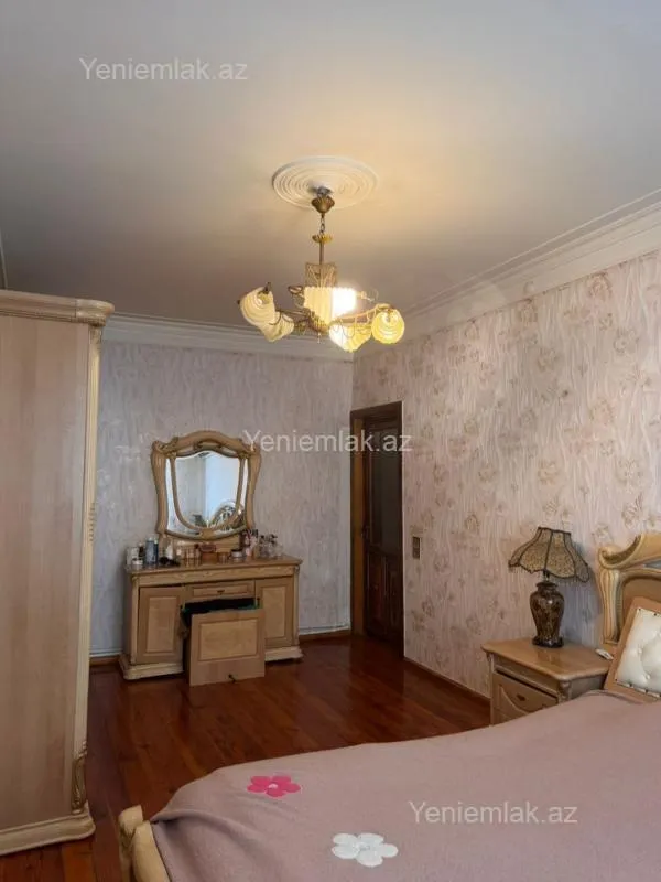 Satılır 4 otaqlı köhnə tikili 115 m²