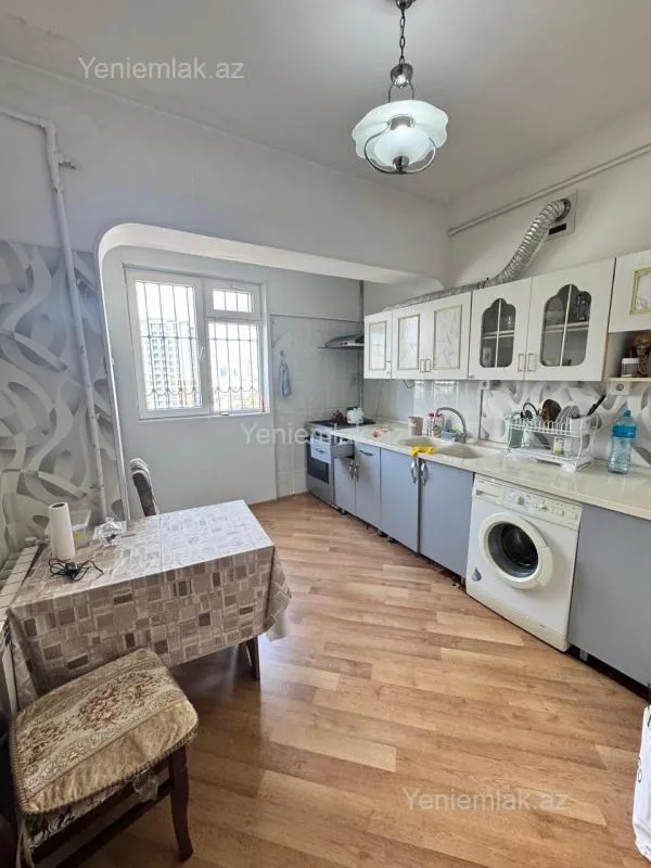 Satılır 2 otaqlı köhnə tikili 65 m²