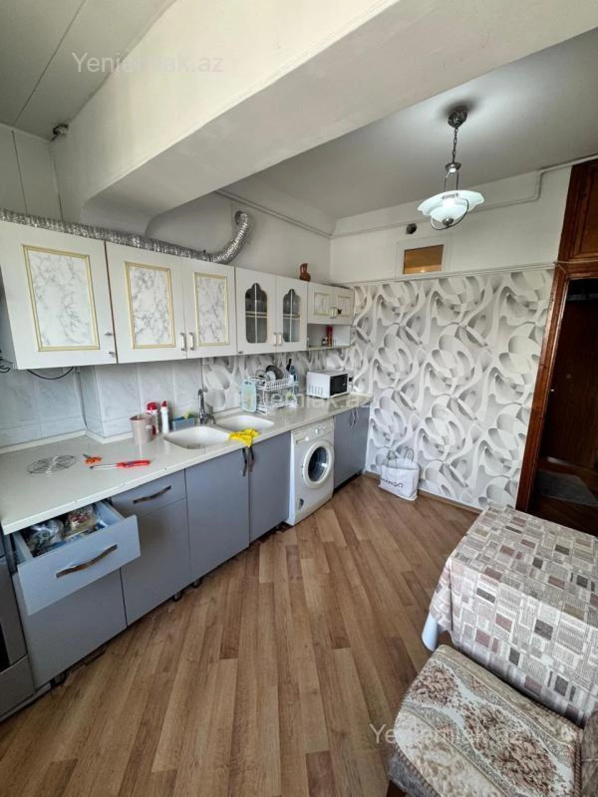 Satılır 2 otaqlı köhnə tikili 65 m²