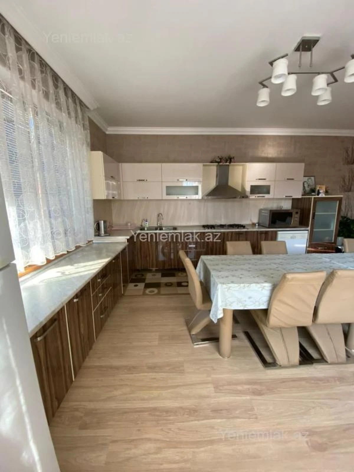 Satılır 8 otaqlı həyət evi 280 m²