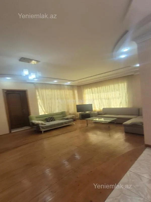 Satılır 8 otaqlı həyət evi 400 m²
