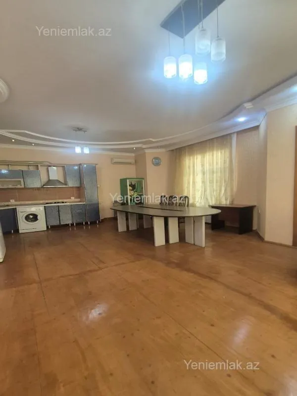 Satılır 8 otaqlı həyət evi 400 m²