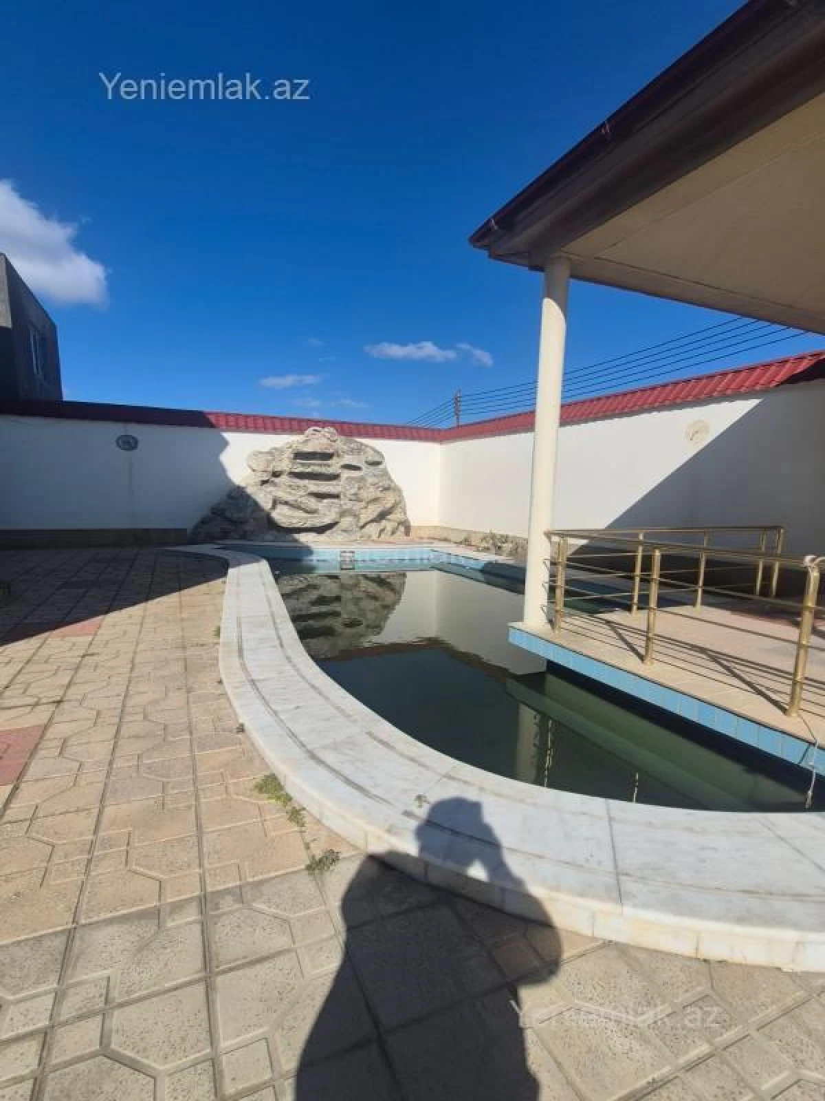 Satılır 8 otaqlı həyət evi 400 m²