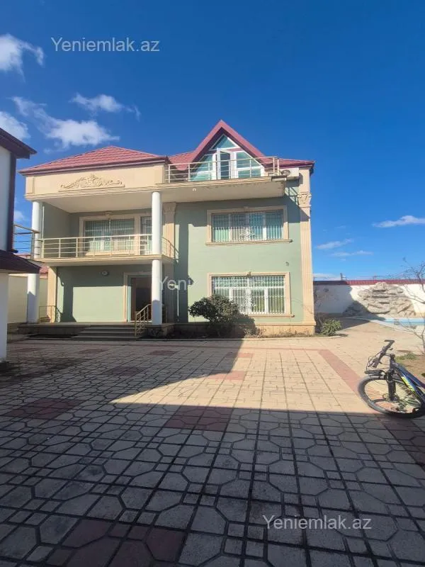 Satılır 8 otaqlı həyət evi 400 m²