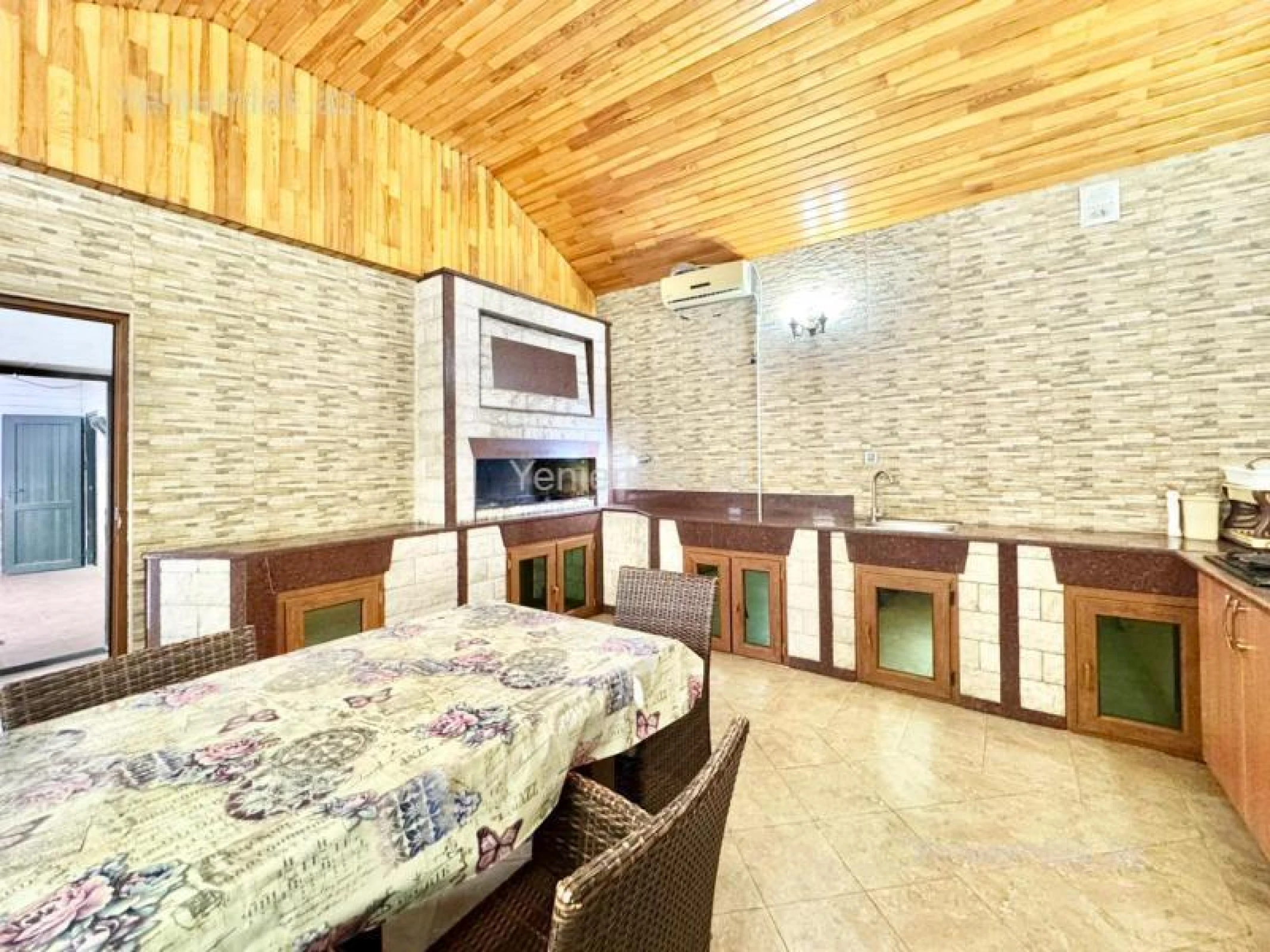 Satılır 14 otaqlı həyət evi 1875 m²