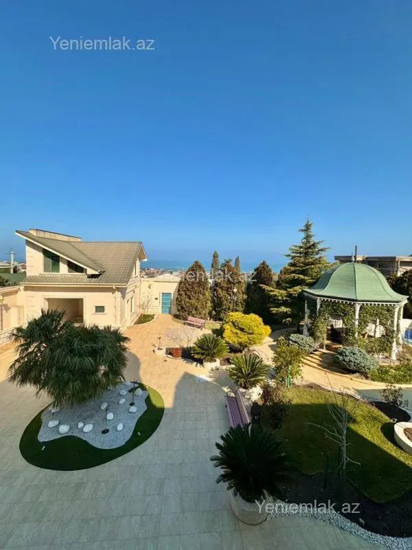 Satılır 14 otaqlı həyət evi 1875 m²