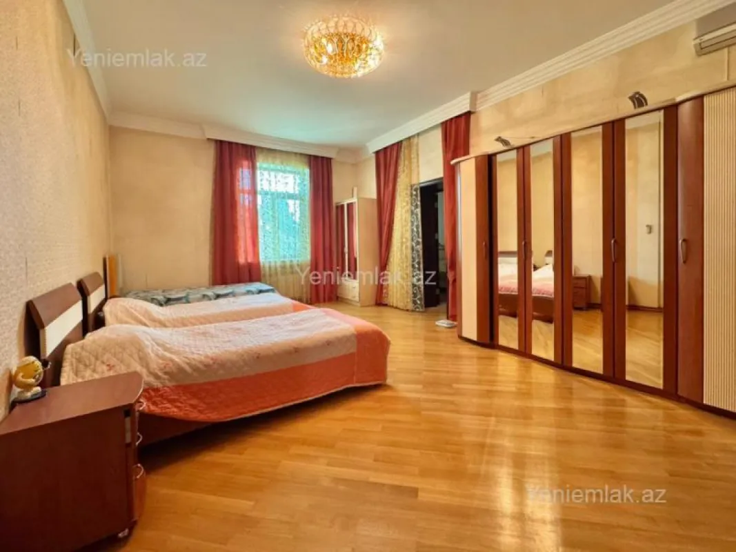 Satılır 14 otaqlı həyət evi 1875 m²
