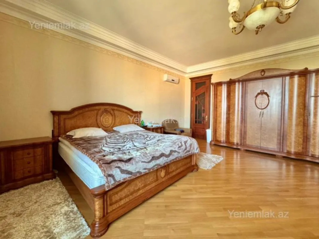 Satılır 14 otaqlı həyət evi 1875 m²