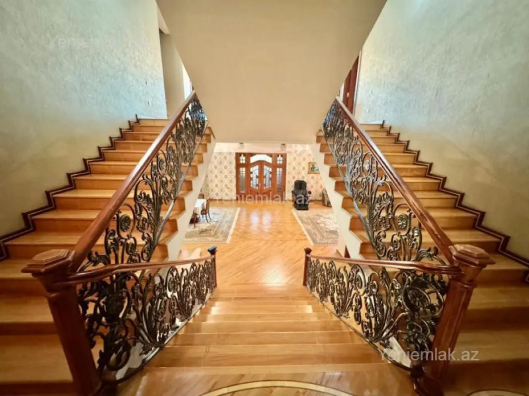 Satılır 14 otaqlı həyət evi 1875 m²
