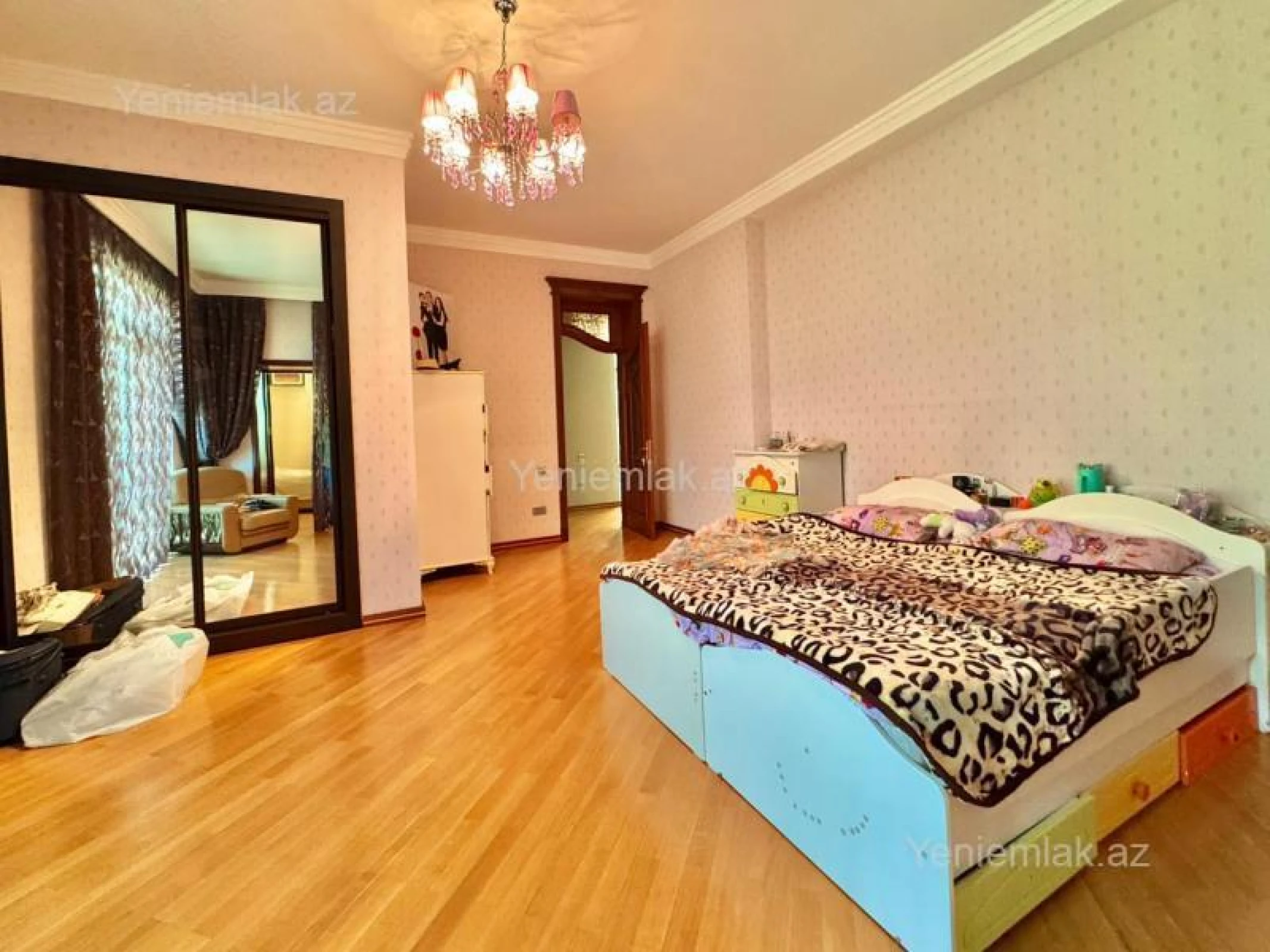 Satılır 14 otaqlı həyət evi 1875 m²