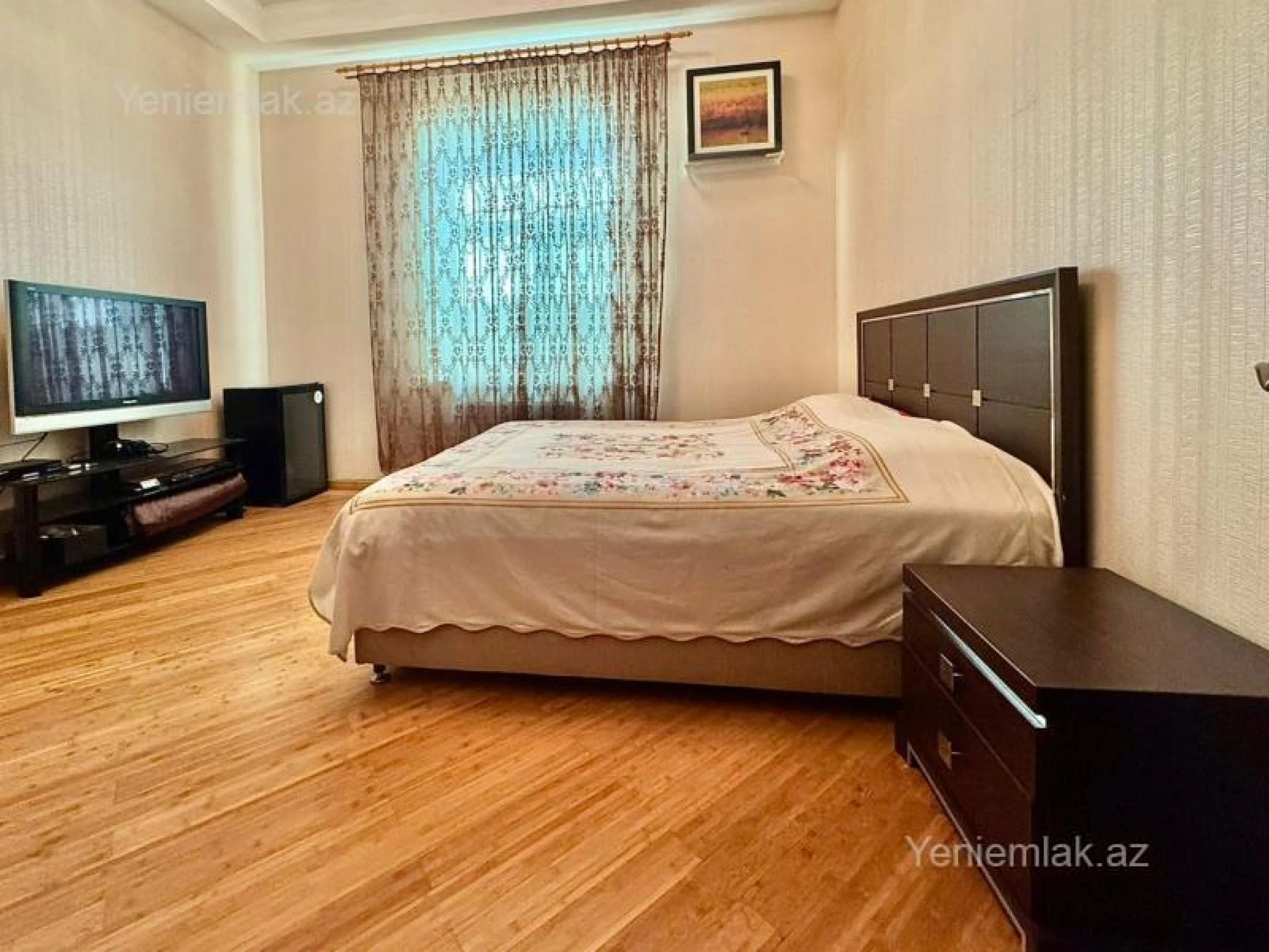 Satılır 14 otaqlı həyət evi 1875 m²