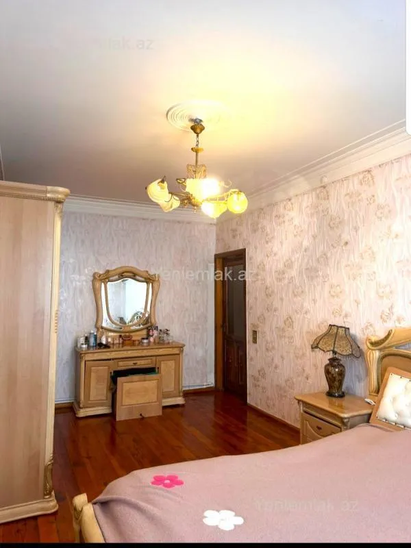 Satılır 4 otaqlı köhnə tikili 105 m²