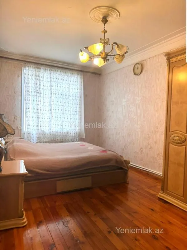 Satılır 4 otaqlı köhnə tikili 105 m²