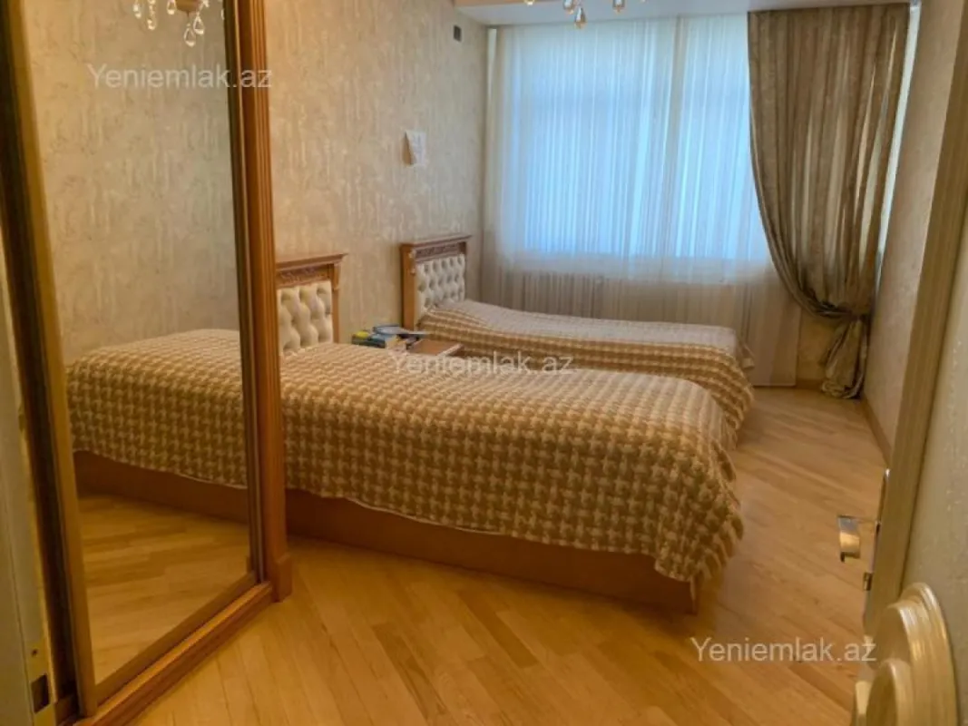 Satılır 4 otaqlı yeni tikili 220 m²