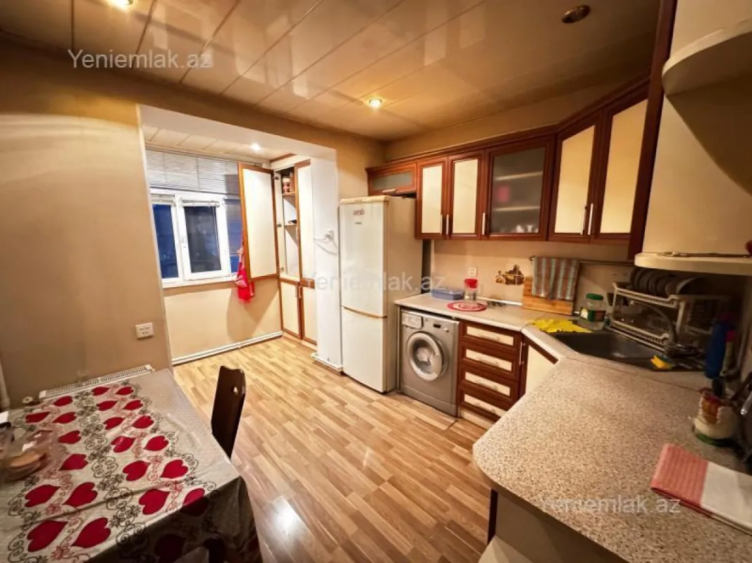 Satılır 4 otaqlı köhnə tikili 100 m²