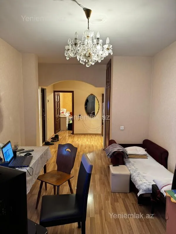 Satılır 4 otaqlı köhnə tikili 100 m²