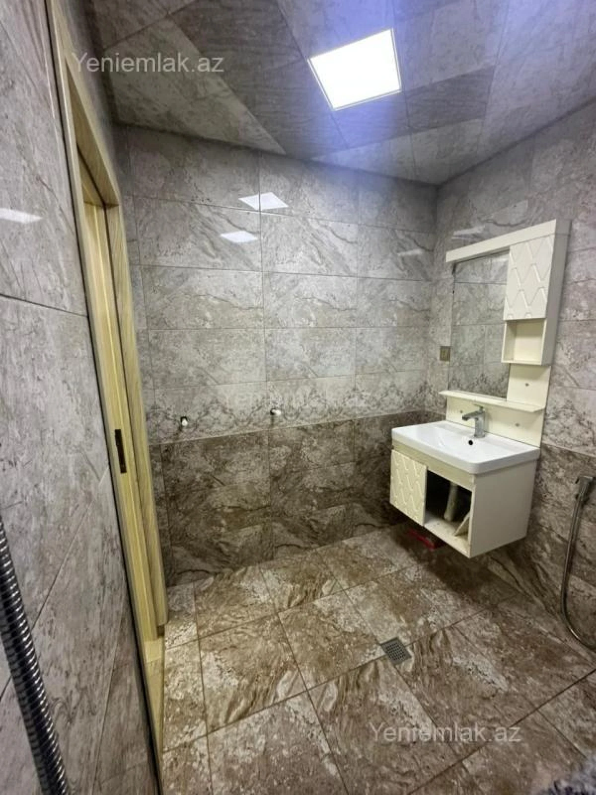 Satılır 3 otaqlı yeni tikili 74 m²