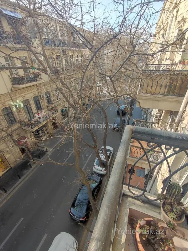 Satılır 3 otaqlı köhnə tikili 90 m²