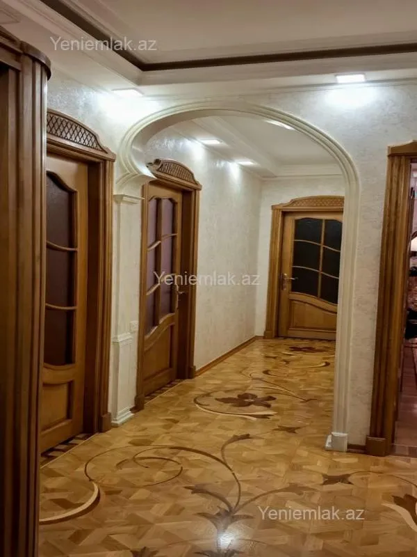 Satılır 5 otaqlı köhnə tikili 150 m²
