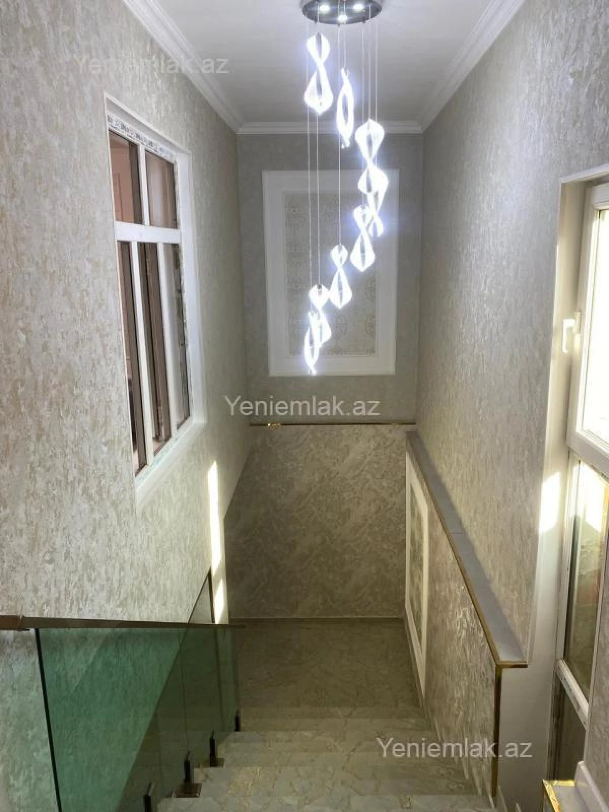 Satılır 5 otaqlı həyət evi 240 m²