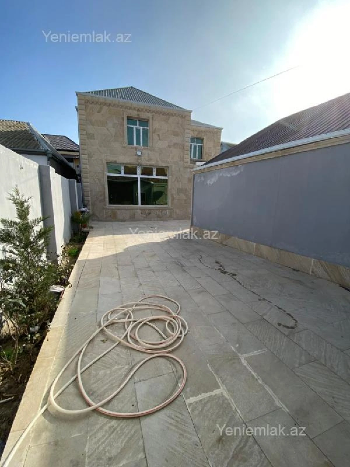 Satılır 5 otaqlı həyət evi 240 m²