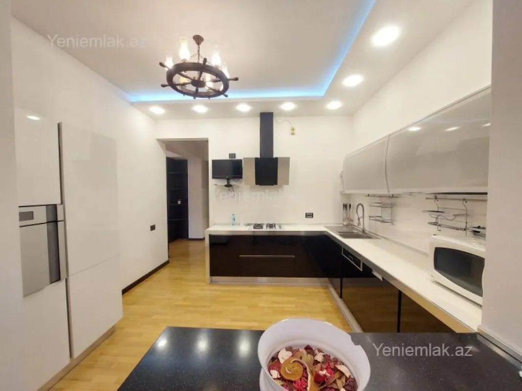 Satılır 3 otaqlı köhnə tikili 90 m²