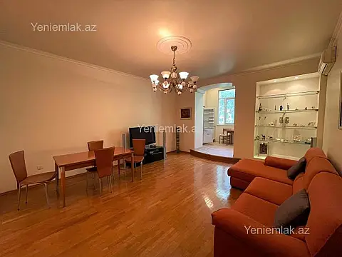 Satılır 4 otaqlı köhnə tikili 114 m²
